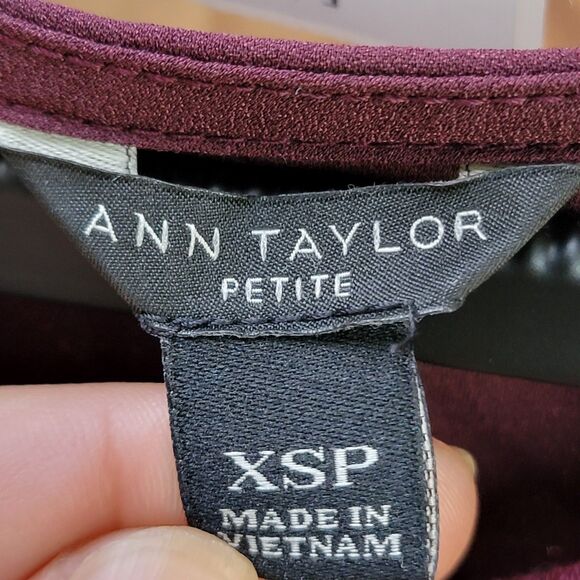 Ann Taylor Petite Red Shirt V Neck Long Sleeve Curved Hem Knit Women's Size XSP - Picture 4 of 9